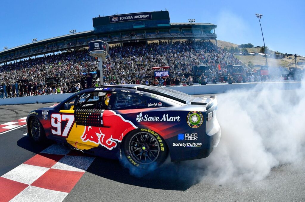 shane van gisbergen - ilustrasi berita Shane van Gisbergen Menang Tipis di Sonoma, Samai Rekor Tony Stewart