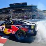 shane van gisbergen - ilustrasi berita Shane van Gisbergen Menang Tipis di Sonoma, Samai Rekor Tony Stewart