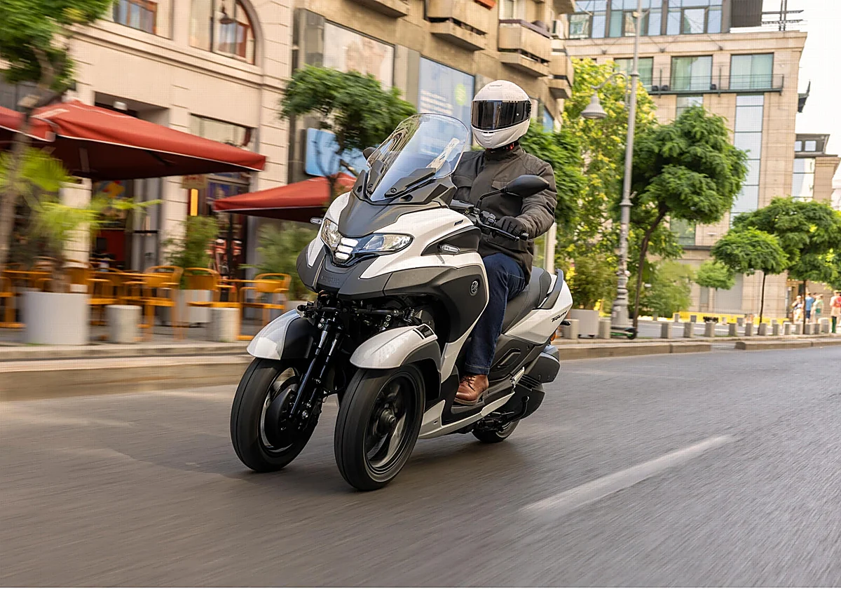 tricity 300 Yamaha perbarui Tricity 300 2026: airbag pertama, ABS di tikungan,… tricity 300 - ilustrasi berita Yamaha perbarui Tricity 300 2026: airbag pertama, ABS di tikungan, dan konektivitas…
