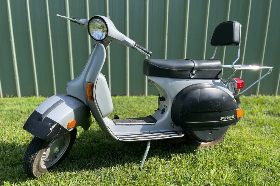 vespa p200e - ilustrasi berita 1978 Vespa P200E Dijual Tanpa Reserve, Titel Texas Bersih