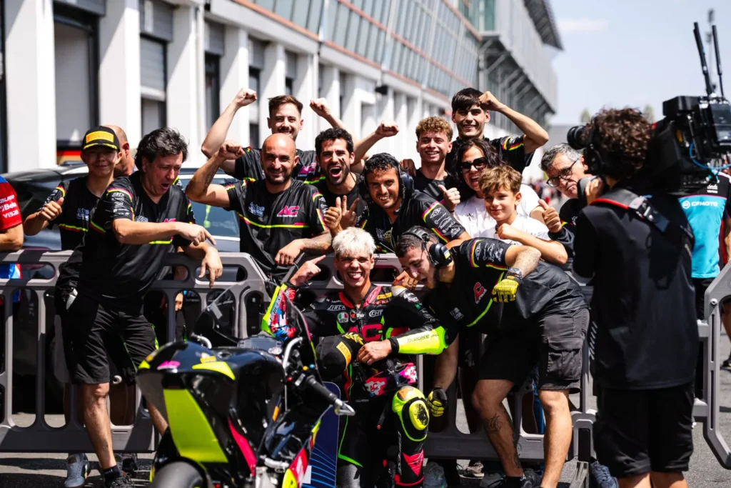 fer bujosa - ilustrasi berita Fer Bujosa naik podium di Magny Cours: finis kedua dan kantongi 20 poin