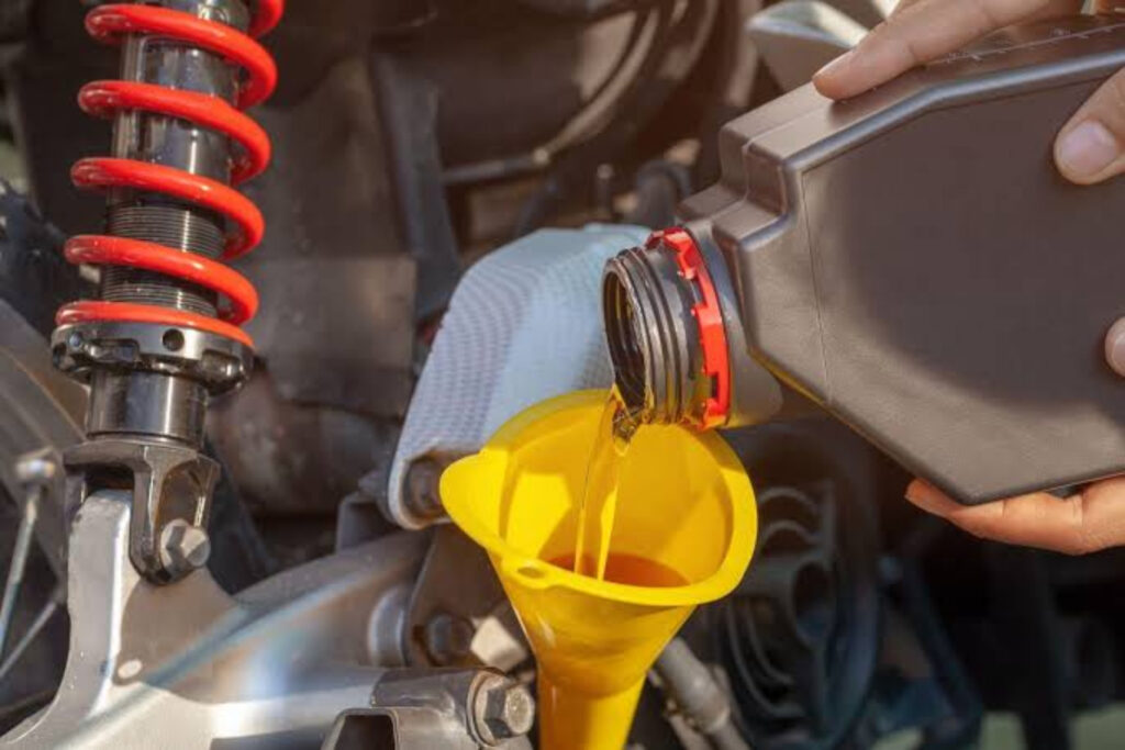 oli motor asli - ilustrasi berita 7 Cara Membedakan Oli Motor Asli dan Palsu agar Mesin Tidak Cepat Rusak