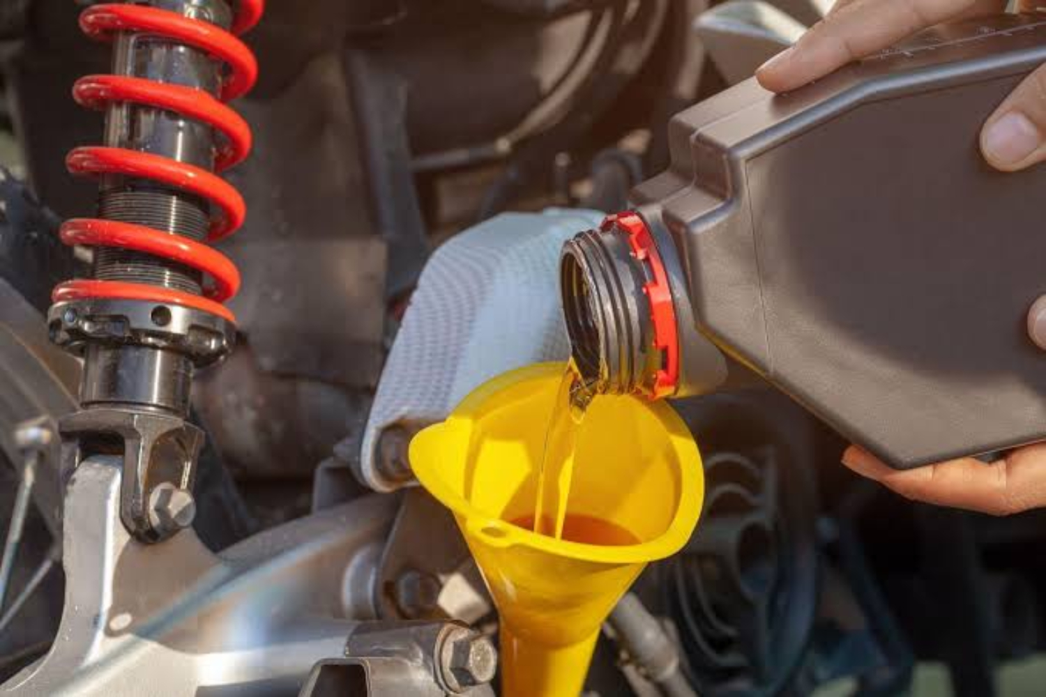 oli motor asli 7 Cara Membedakan Oli Motor Asli dan Palsu agar Mesin Tidak… oli motor asli - ilustrasi berita 7 Cara Membedakan Oli Motor Asli dan Palsu agar Mesin Tidak Cepat Rusak
