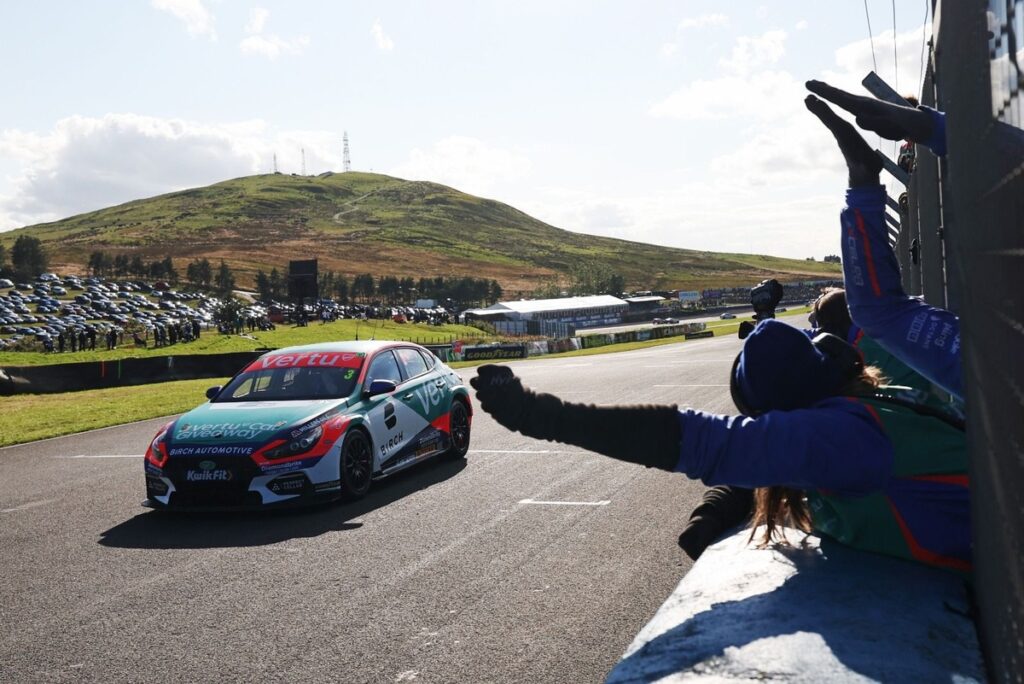 chilton knockhill - ilustrasi berita Chilton Knockhill sapu bersih di race tiga BTCC Knockhill