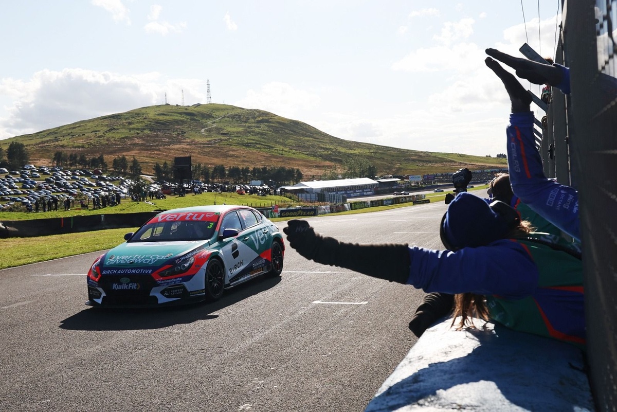 chilton knockhill Chilton Knockhill sapu bersih di race tiga BTCC Knockhill chilton knockhill - ilustrasi berita Chilton Knockhill sapu bersih di race tiga BTCC Knockhill